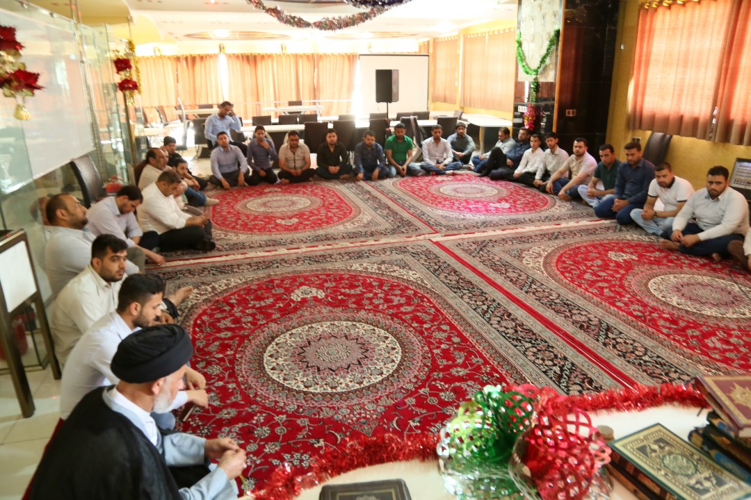 إدارة المركز تكرم عدداً من العاملين المتميزين