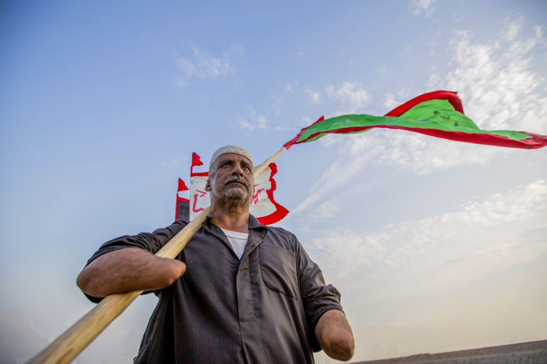 بالصور: تبقى راية الامام الحسين(ع) ترفف رغم كل الظروف