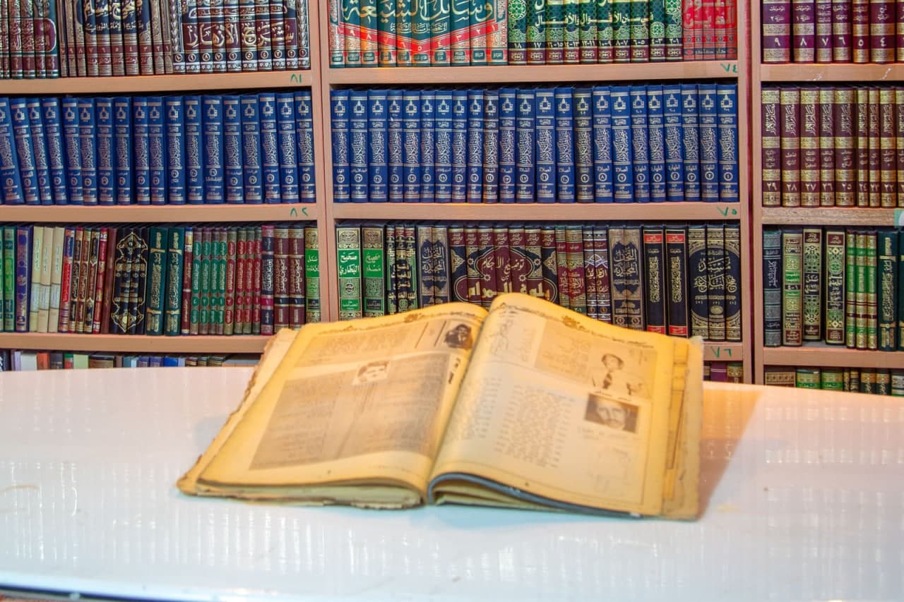 مكتبة المركز تحتفظ بأعداد نادرة من جريدة الاديب العربي تعود لبدايات حقبة الثمانينيات