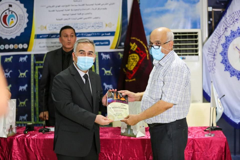 رئيس المؤتمر العلمي لزيارة الأربعين الدولي الخامس ورئيس جامعة ديالى  يكرم عميد كلية الصفوة الجامعة