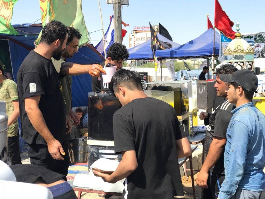 العصائر الباردة .. لتخفيف حرارة الجو عن الزائرين خدمةً للإمام الحسين "عليه السلام" 