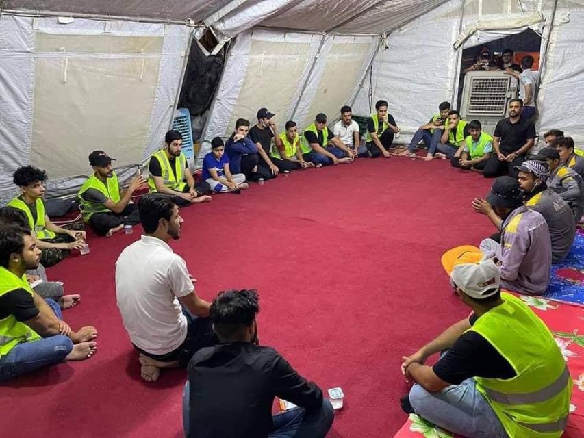 بالصور || جلسة حوارية للحديث عن معاناتهم و حقوقهم .. عمّال بلدية كربلاء في ضيافة "مخيم الاربعين"