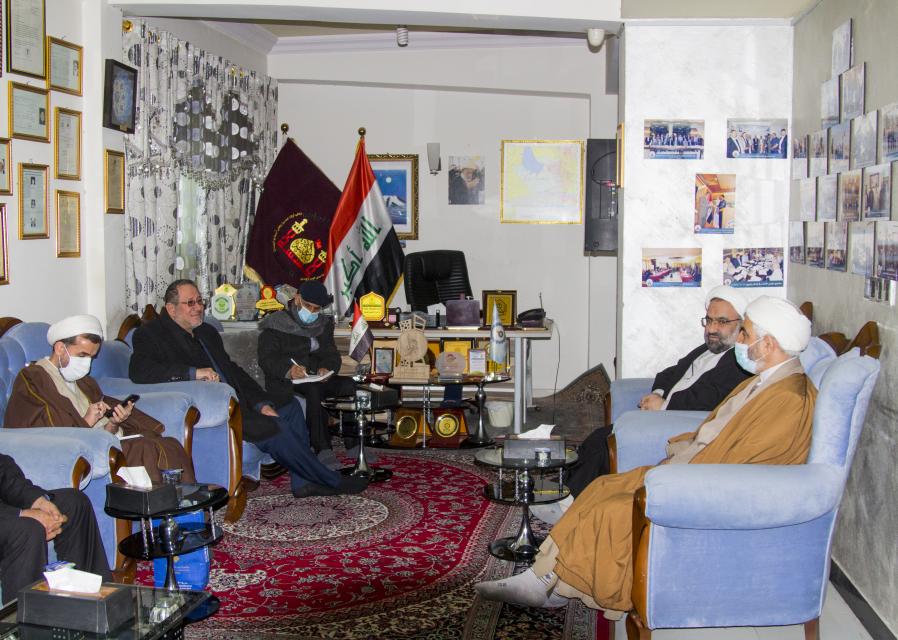 وفد جامعة المصطفى العالمية يحل ضيفاً على مركز كربلاء