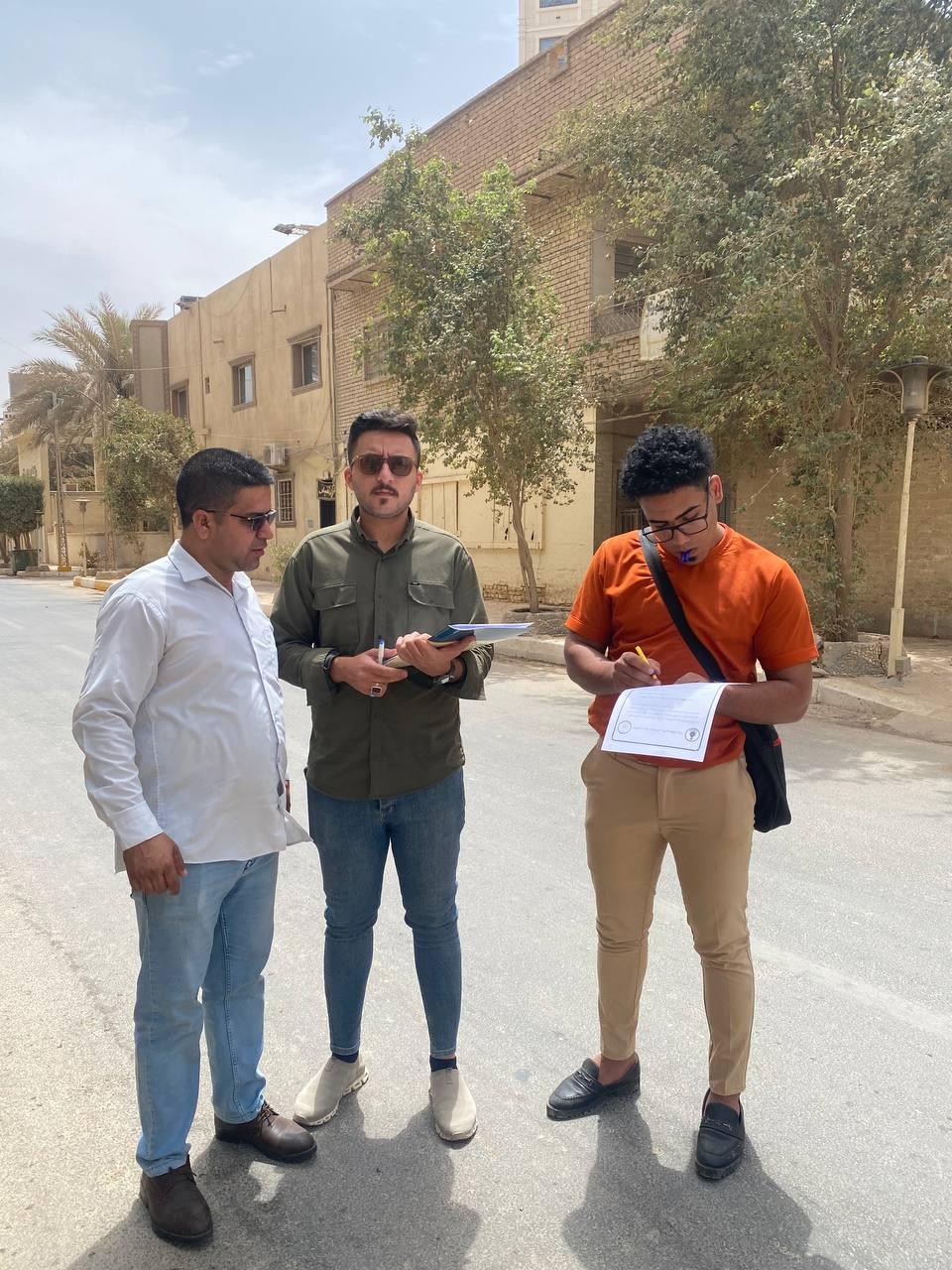 شعبة العلاقات العامة والاعلام في مركز كربلاء تباشر بتوزيع استمارة استطلاع الرأي الخاصة بظاهرة الحوادث المرورية