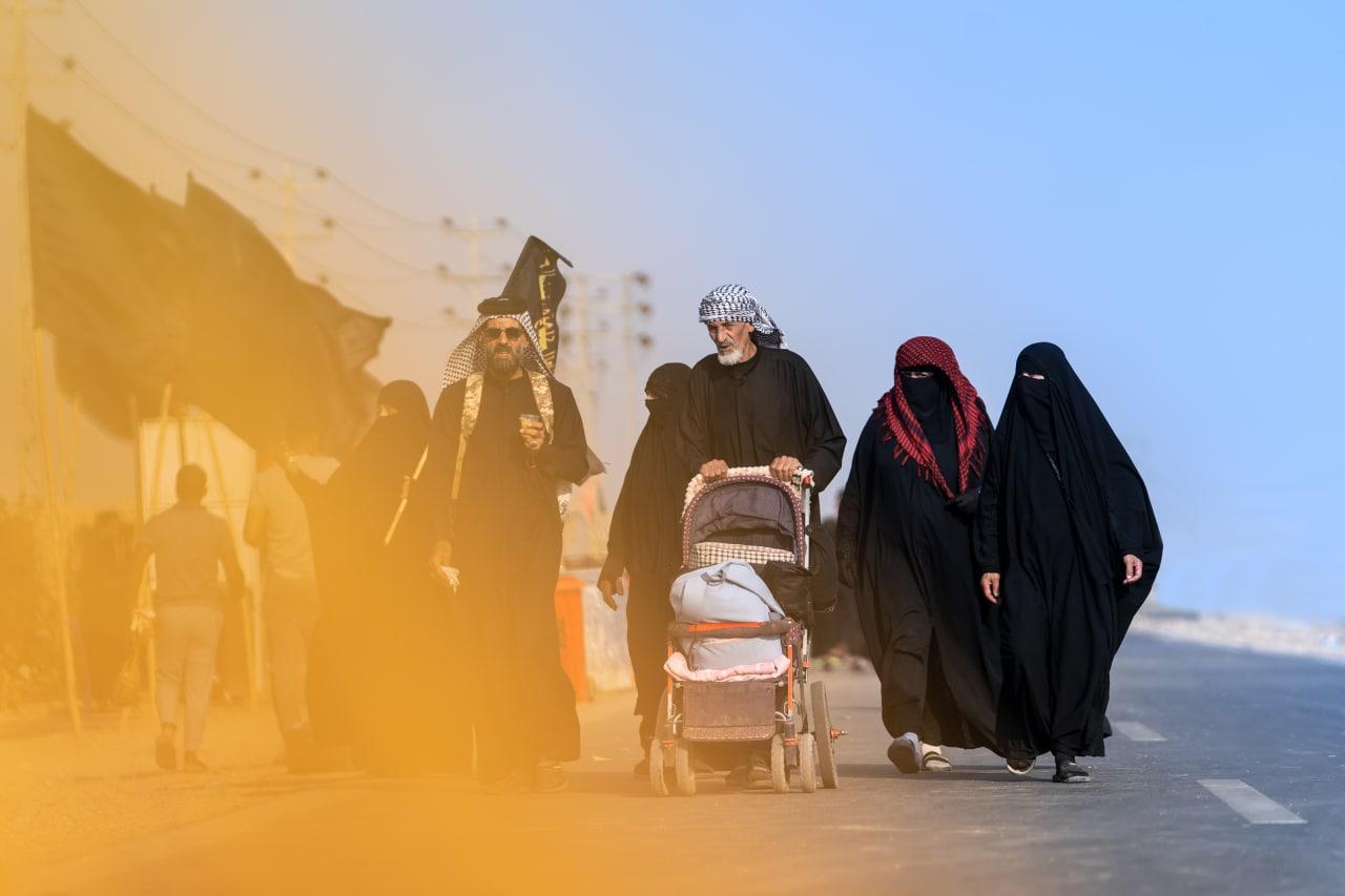 بالصور || زوار الامام الحسين (عليه السلام) يسيرون نحو كربلاء المقدسة لإحياء الزيارة الاربعينية المباركة