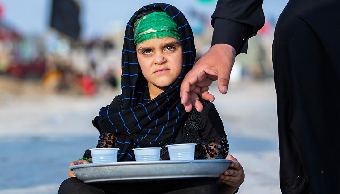 بالصور || هكذا نعلم أطفالنا حب خدمة الامام الحسين (عليه السلام) وزواره الكرام.. من الطفولة وحتى الشيخوخة