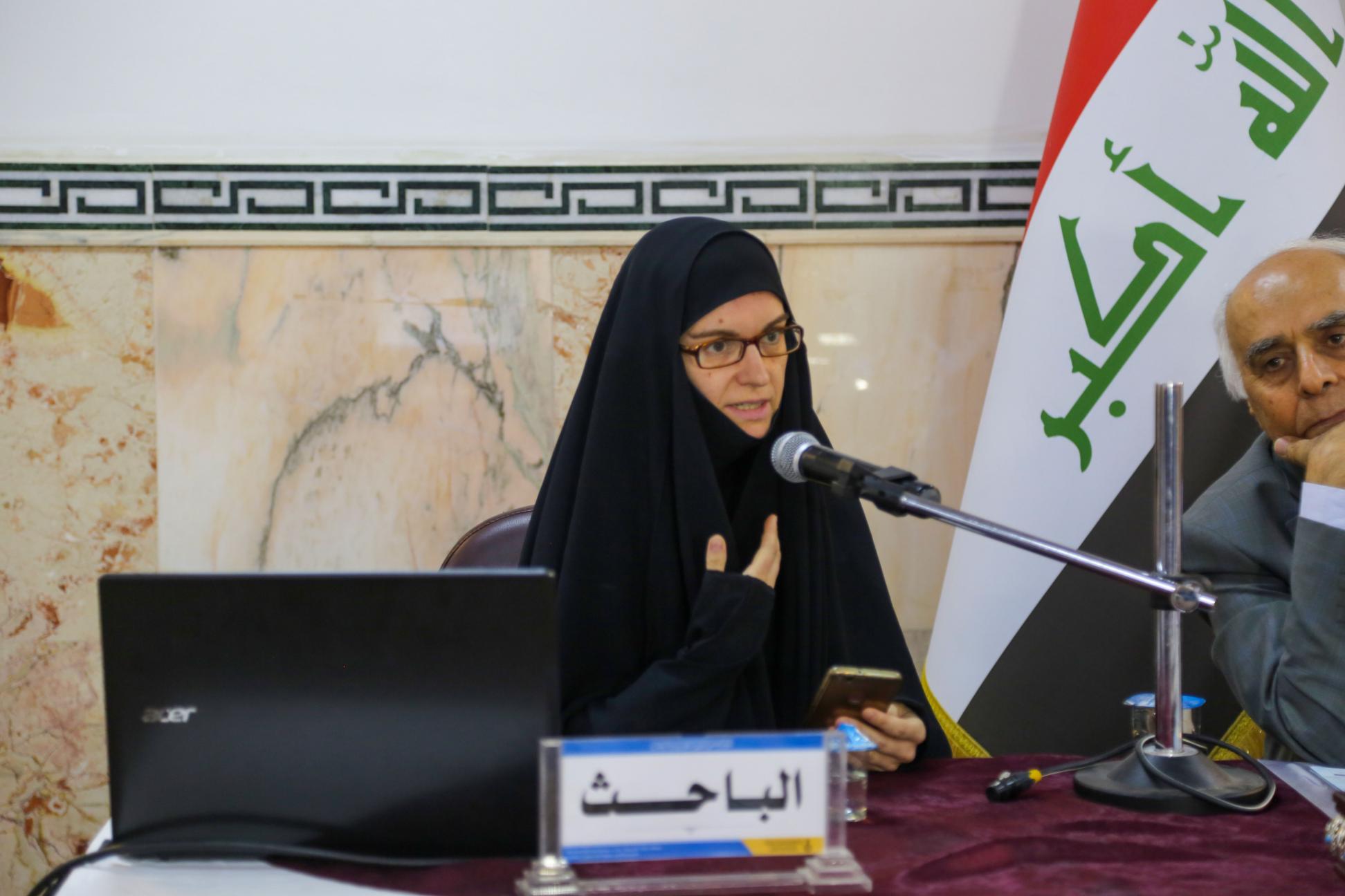 بالصور || لمناقشة موضوعات تخصّ  زيارة الاربعين الباحثة الهولندية كارلين سمث تقدم ورقتها البحثية خلال الجلسة المسائية للمؤتمر