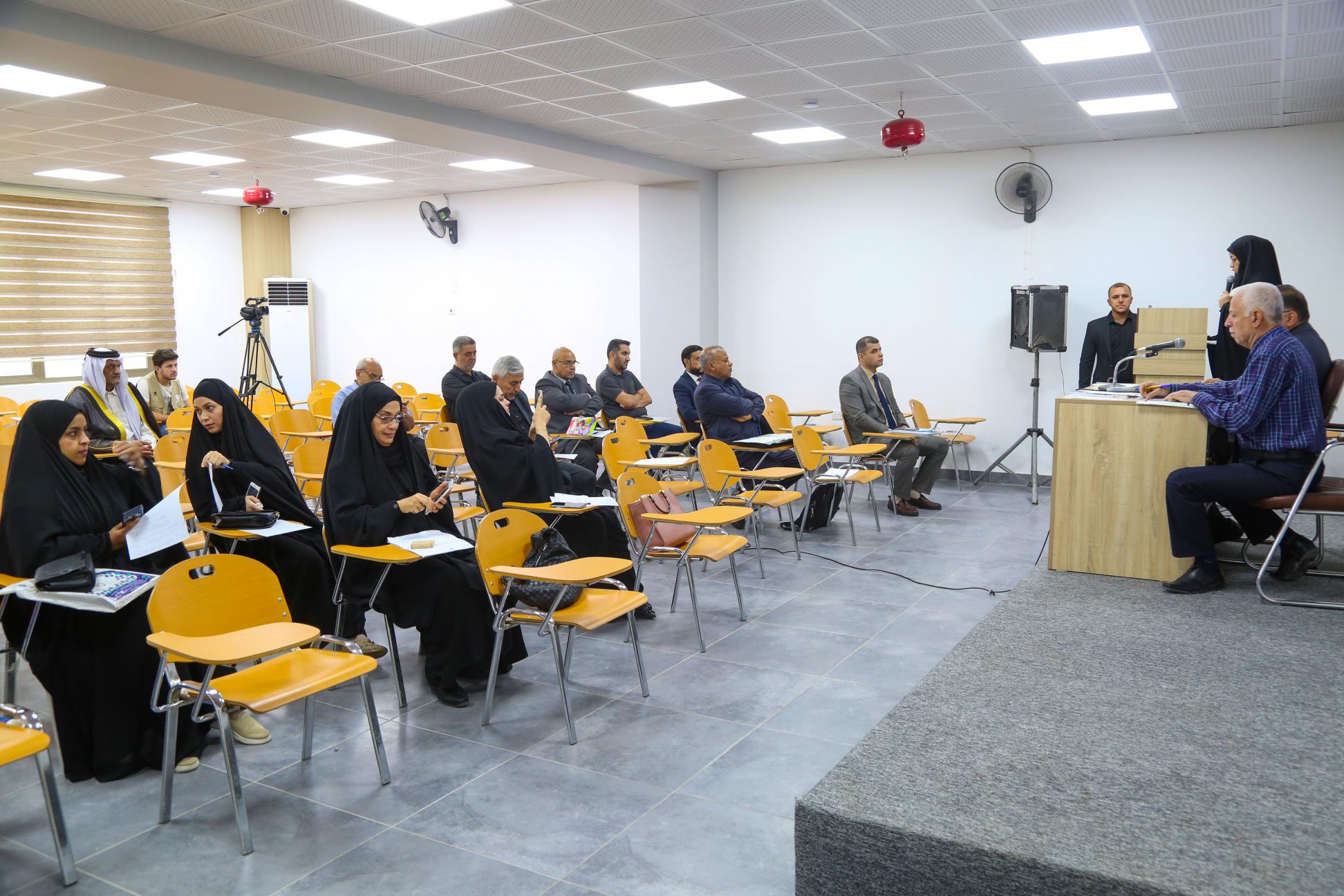 القاعة رقم (٢) تحتضن الجلسة البحثية الثانية بمشاركة علمية وأكاديمية واسعة