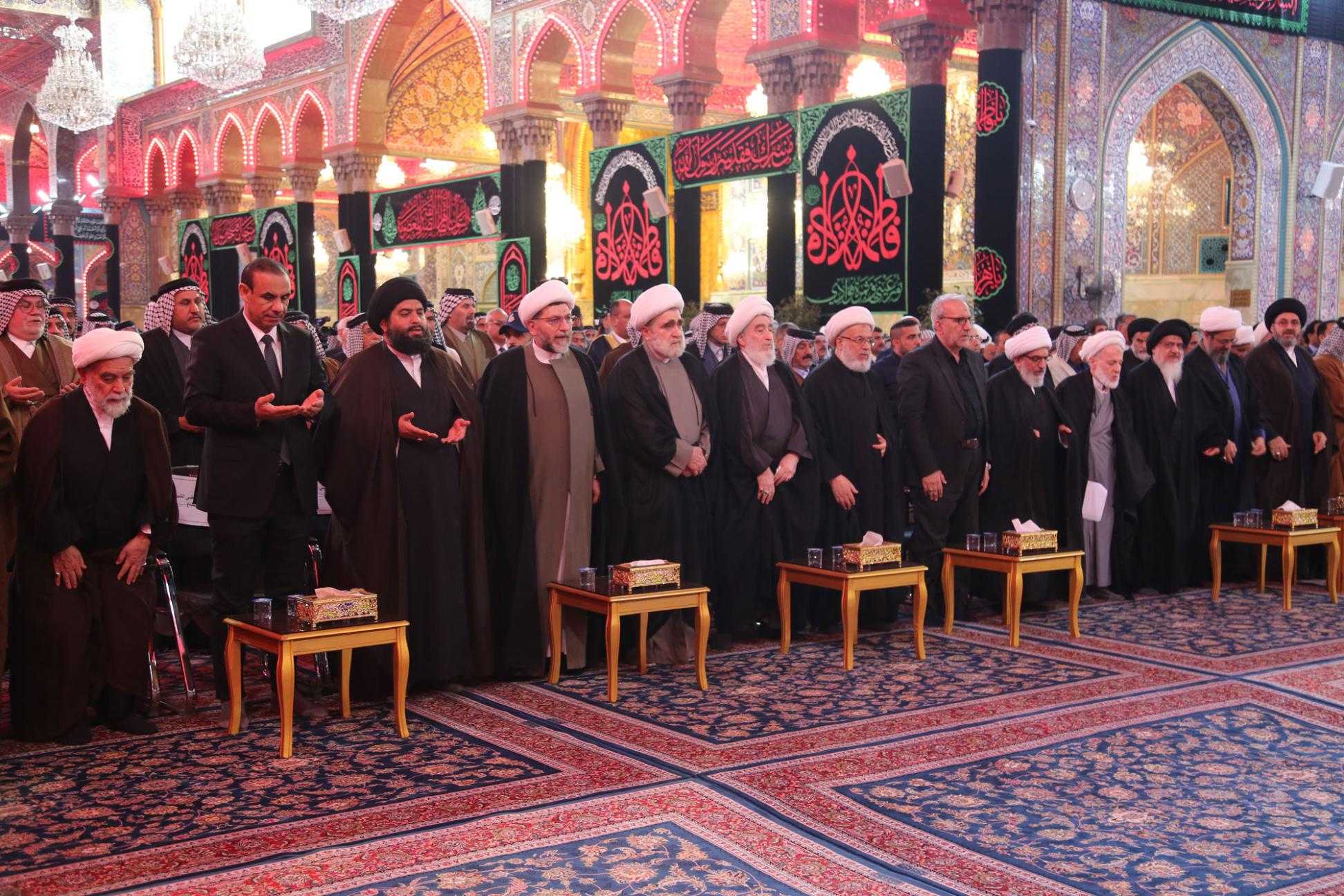 بالقرب من قبر الميرزا الشيرازي قائد ثورة العشرين في الصحن الحسيني الشريف .. الان قراءة سورة المباركة الفاتحة على أرواح شهداء العراق والعالم الإسلامي