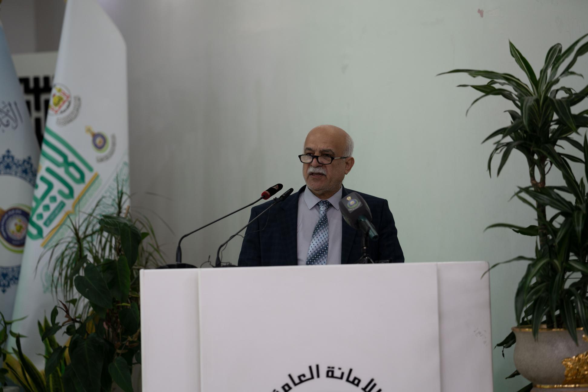 الاستاذ الدكتور علي زعلان خلال القائه كلمة عمادة كلية الصفوة الجامعة في المؤتمر العلمي الدولي السابع لزيارة الأربعين: