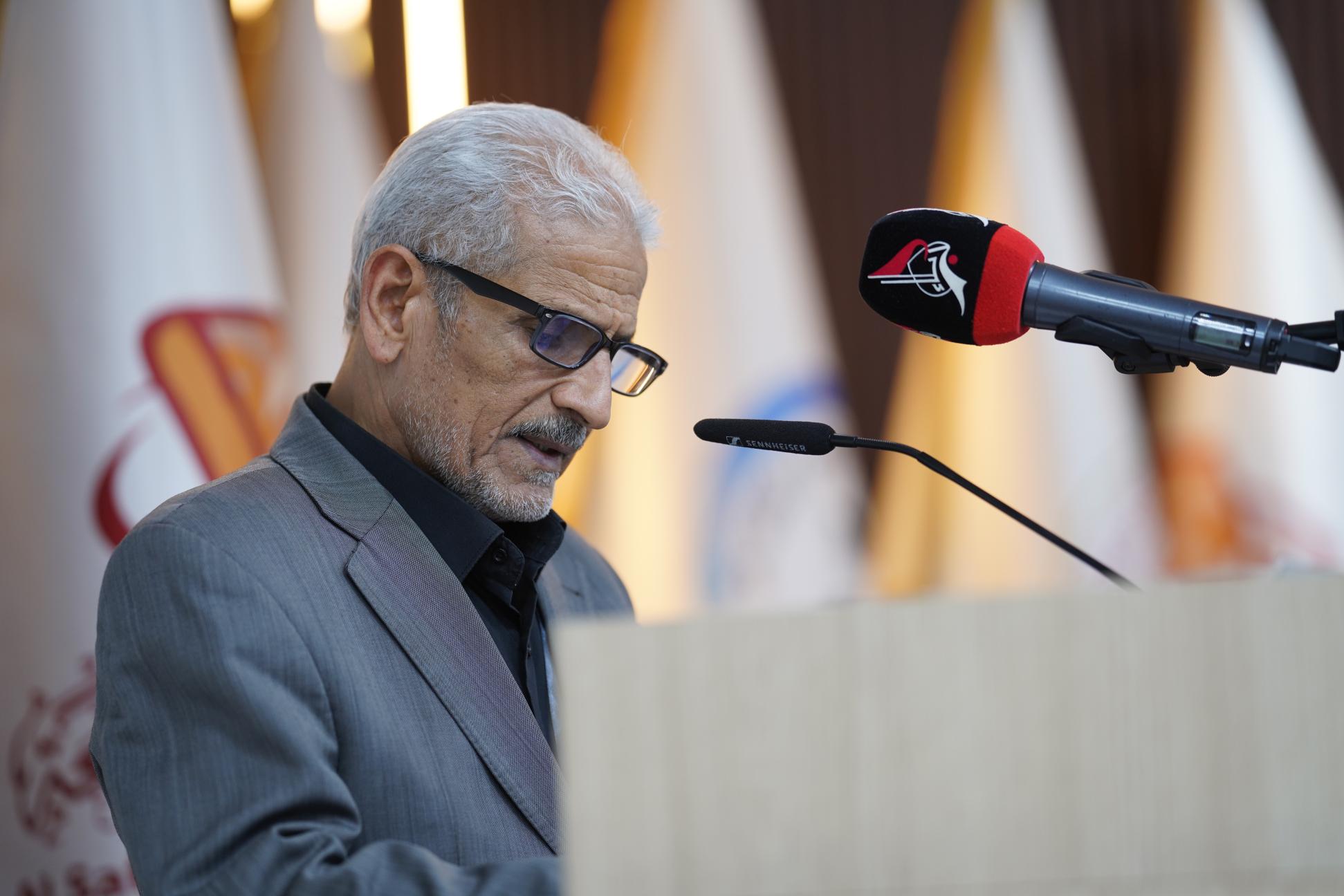 بالصور.. المعاون العلمي لمدير مركز كربلاء للدراسات والبحوث الدكتور نذير جبار الهنداوي يلقي البيان الختامي للمؤتمر العلمي الدولي السابع لزيارة الأربعين.