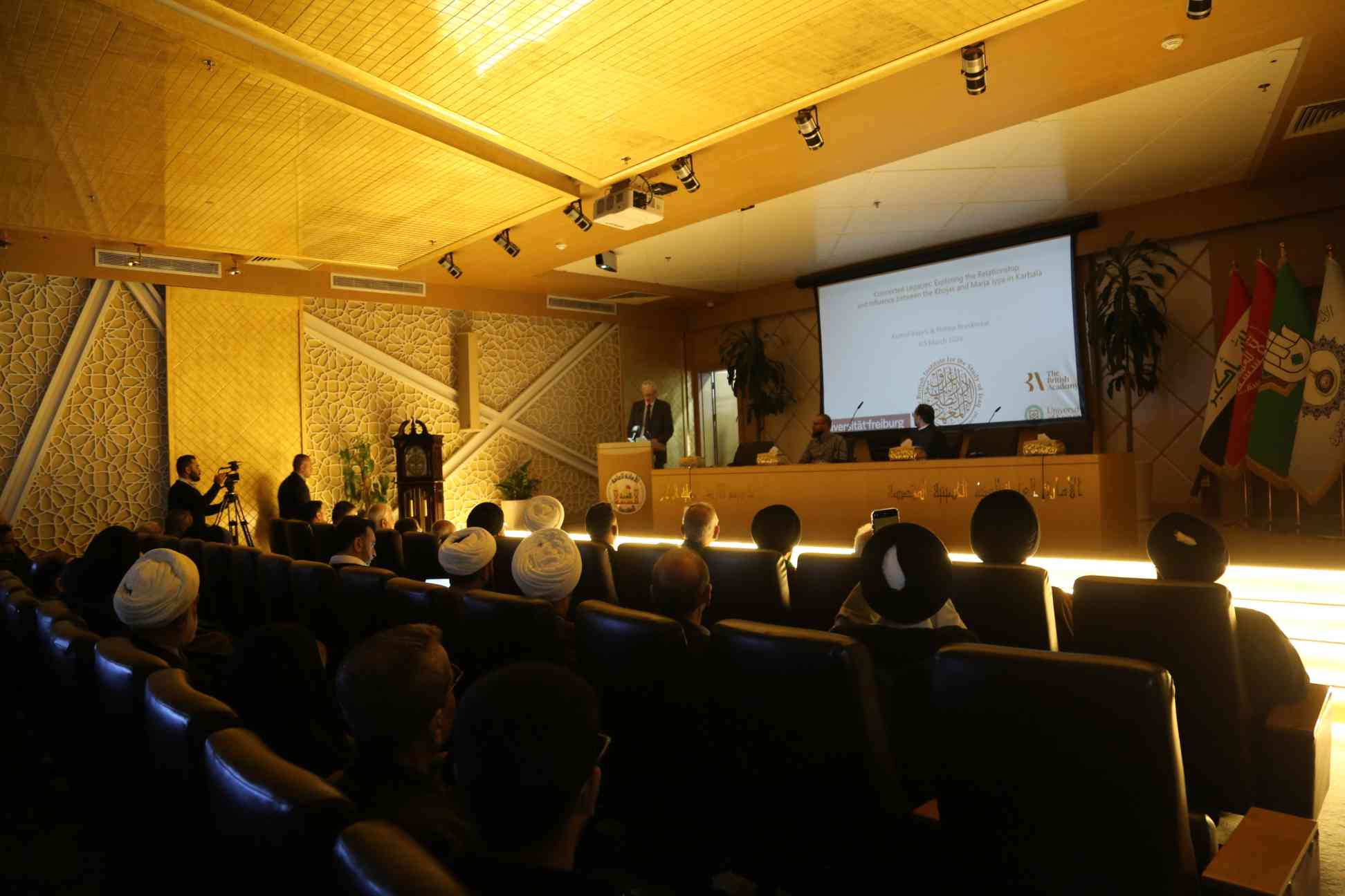 جانب من القاء البحث العلمي الموسوم: اراث مترابطة- استكشاف العلاقة والتأثير بين الخوجات والمرجعية في كربلاء.