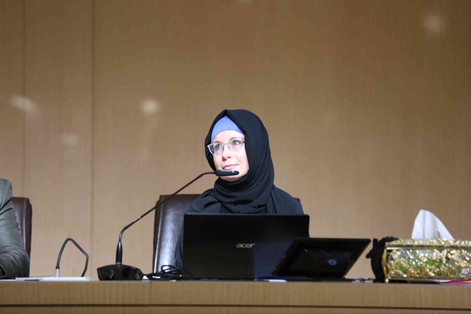 جانب من القاء البحث العلمي الموسوم: مقاربة الشيخ محمد كاشف الغطاء المتعددة الأبعاد لوحدة الوجود