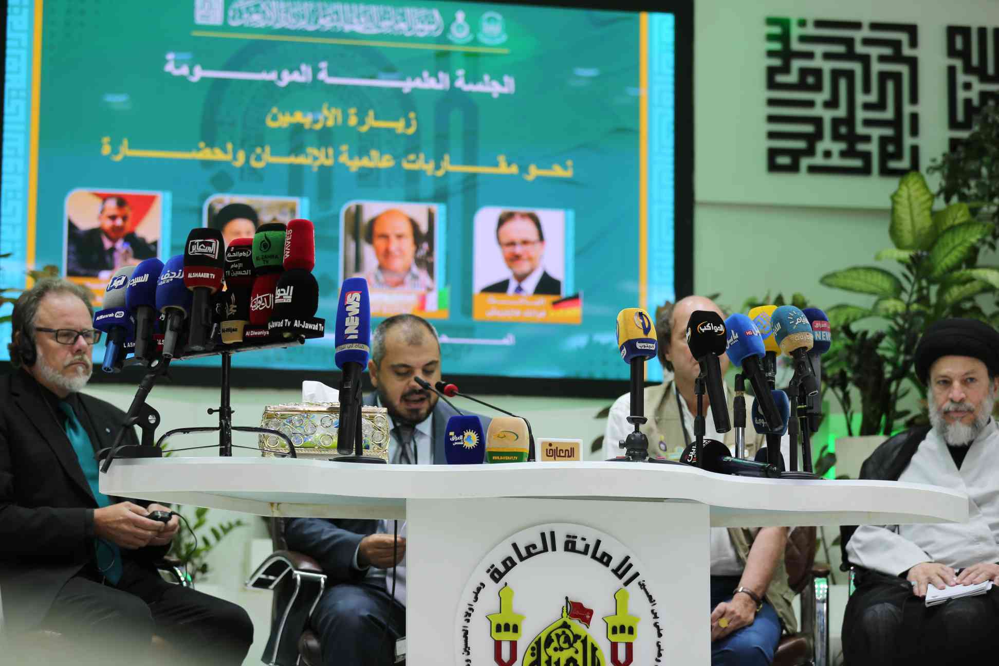 انطلقت الان الجلسة العلمية الموسومة "زيارة الأربعين نحو مقاربات عالمية للإنسان والحضارة" في قاعة خاتم الأنبياء